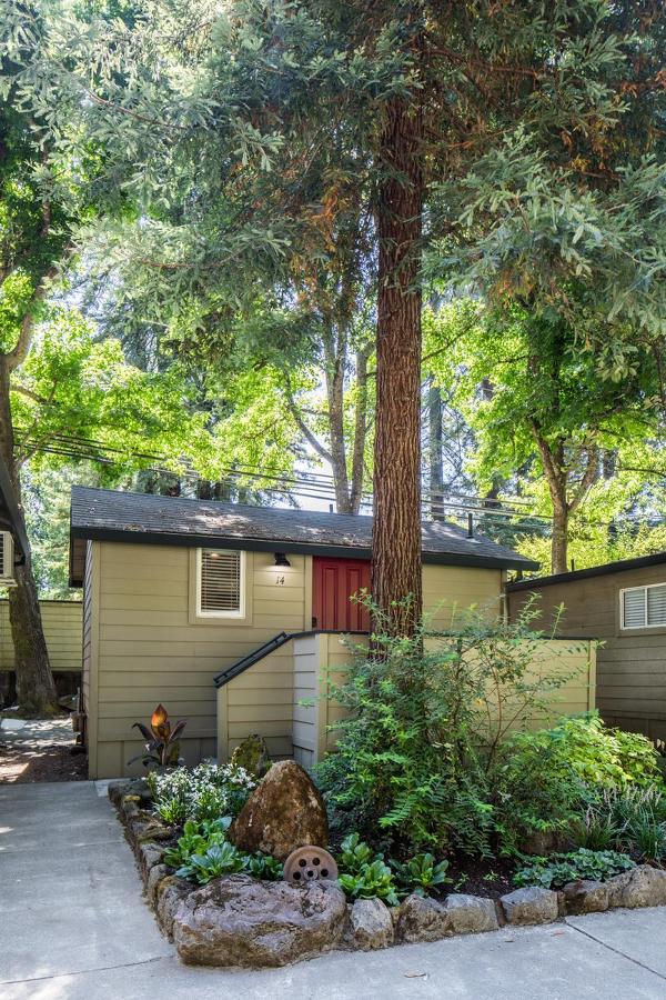 Queen Studio at Cottages on River Road