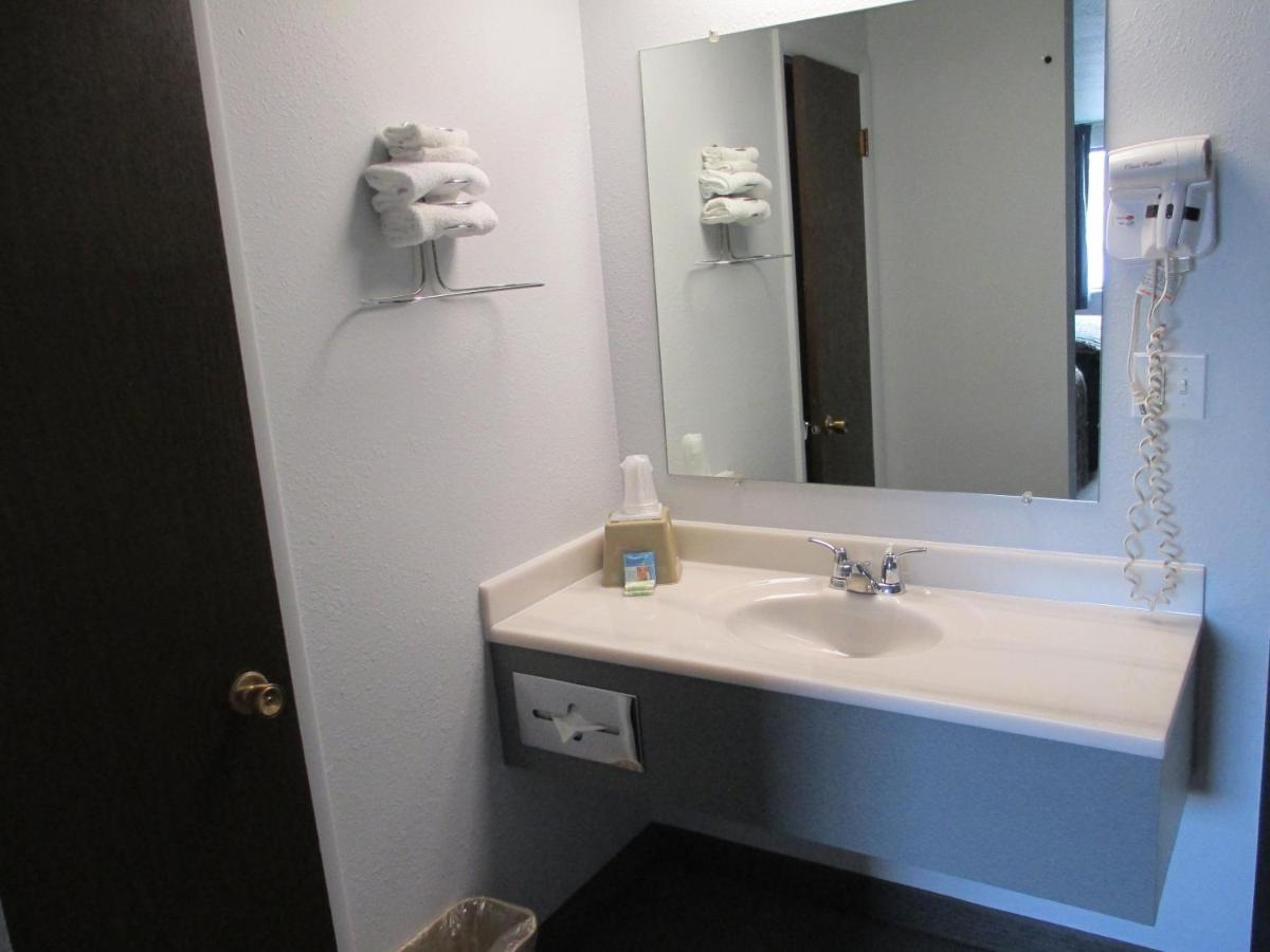 Queen Room at Americas Best Value Inn Billings