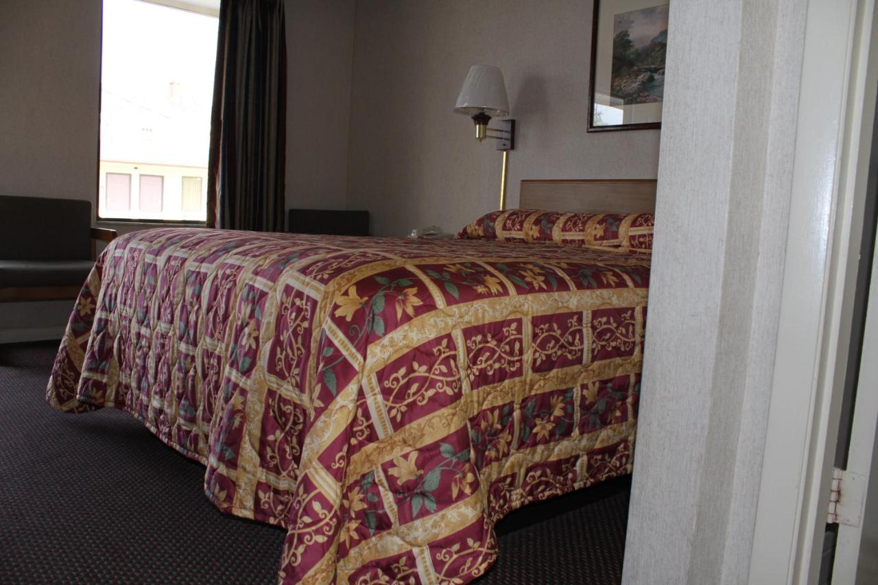 | Budget Host Inn Bristol