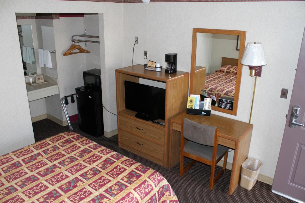 | Budget Host Inn Bristol