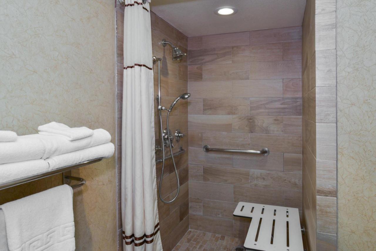 King Room with Roll In Shower-Disabilty Access at Best Western Plus Black Oak