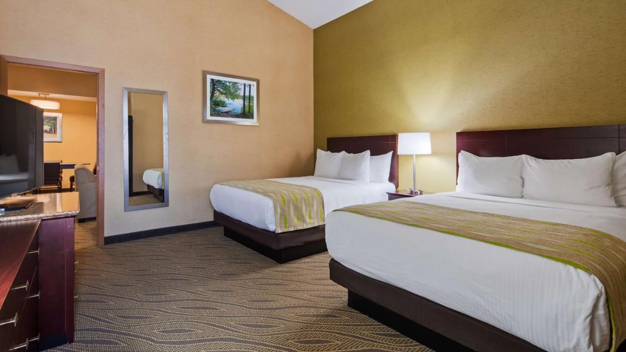Suite with One King and Two Queen Beds at Best Western Gaylord