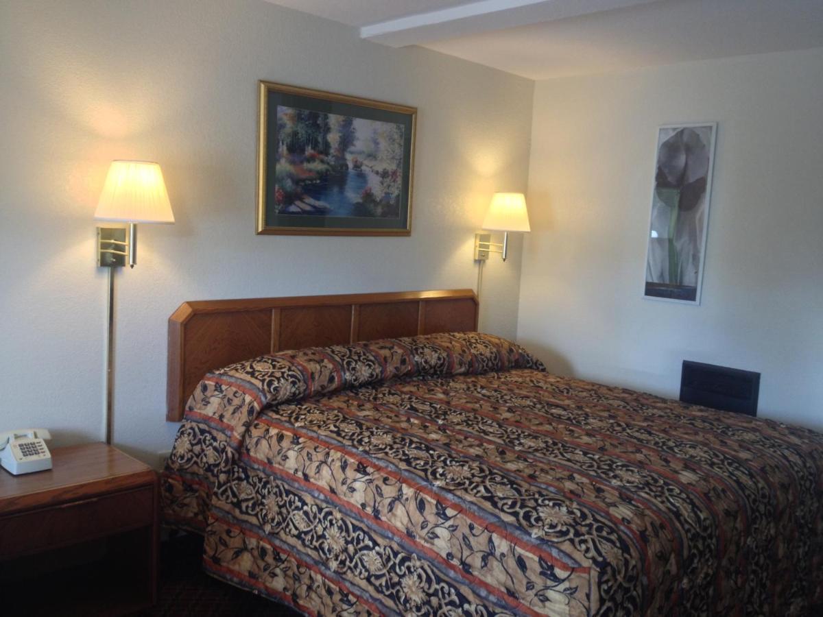 King Room - Non-Smoking at Battlefield Inn Springfield
