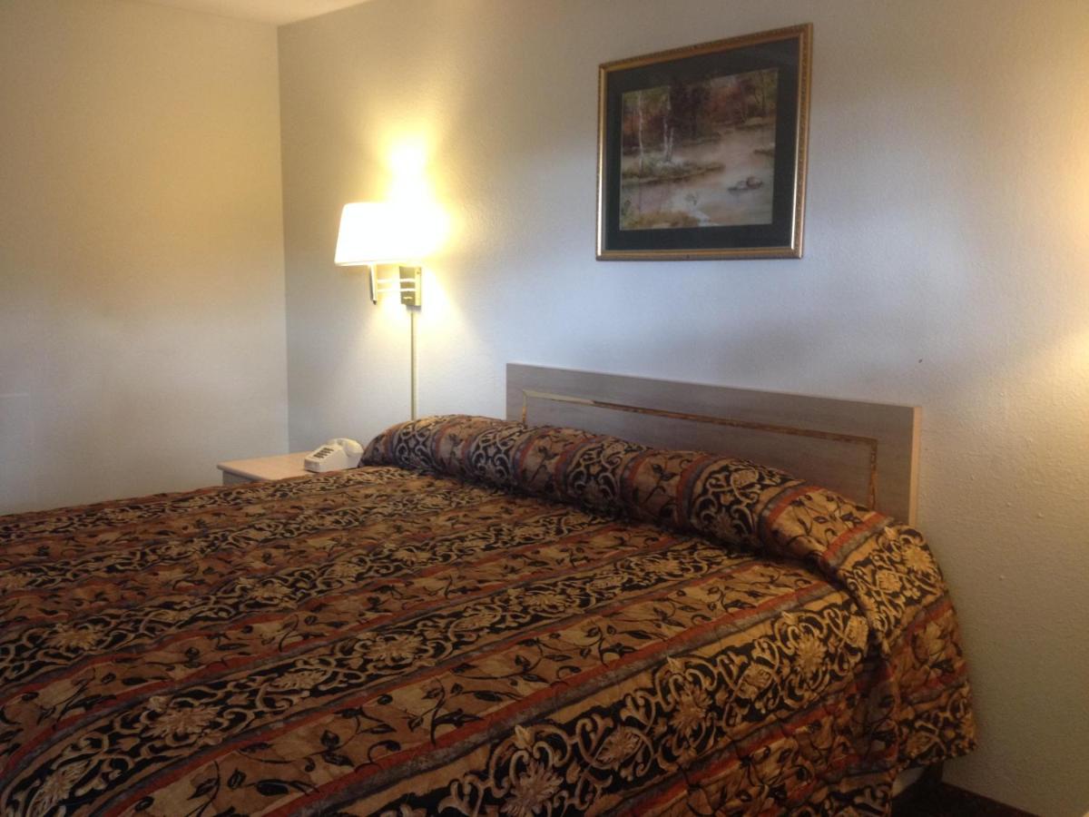 King Room - Non-Smoking at Battlefield Inn Springfield