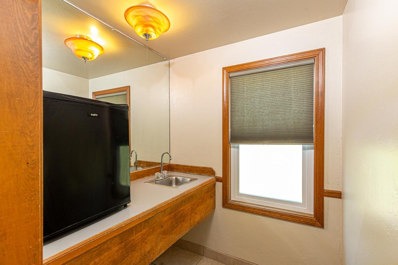  | River Rock Inn