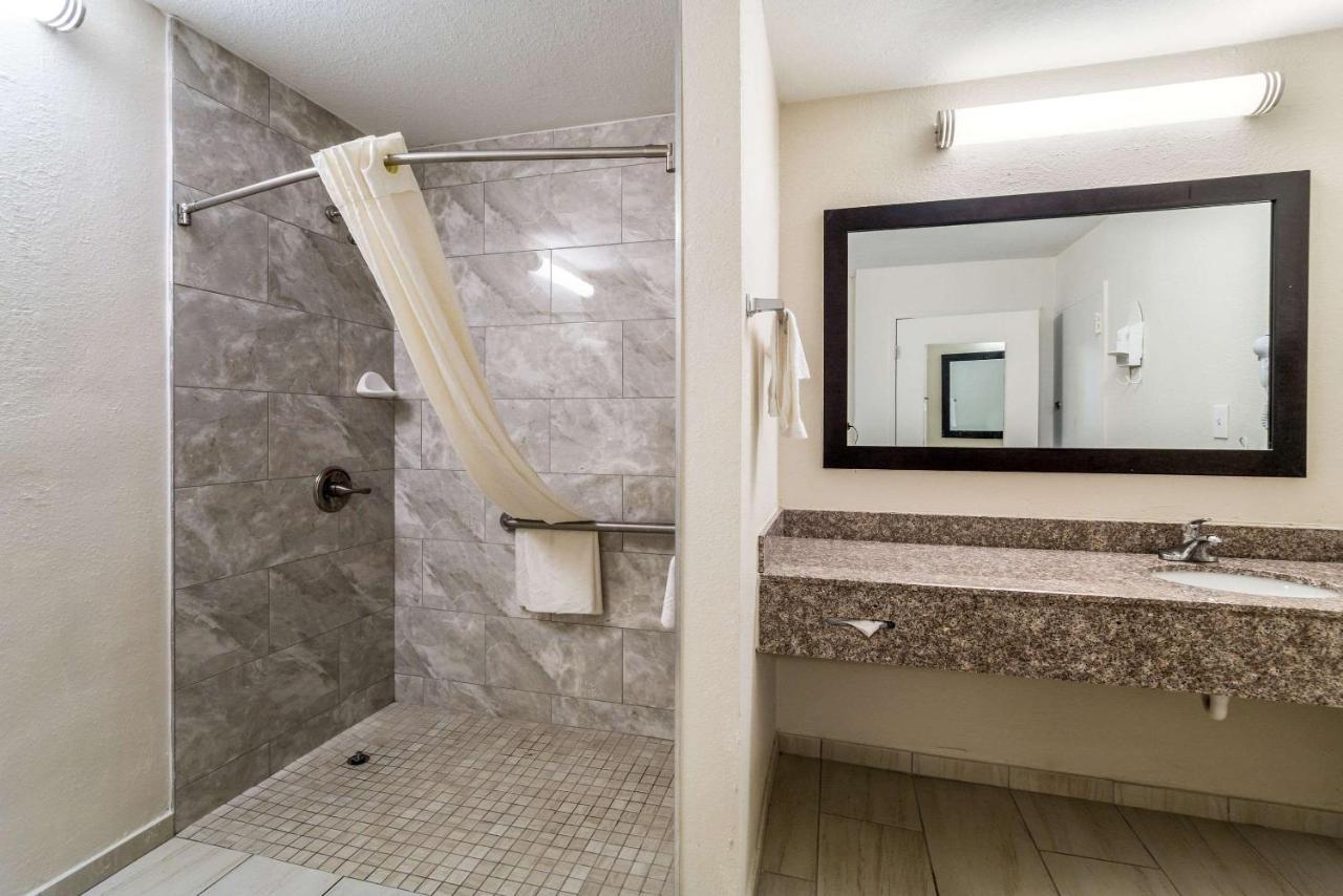 King Room - Accessible/Non-Smoking at Quality Inn Coliseum