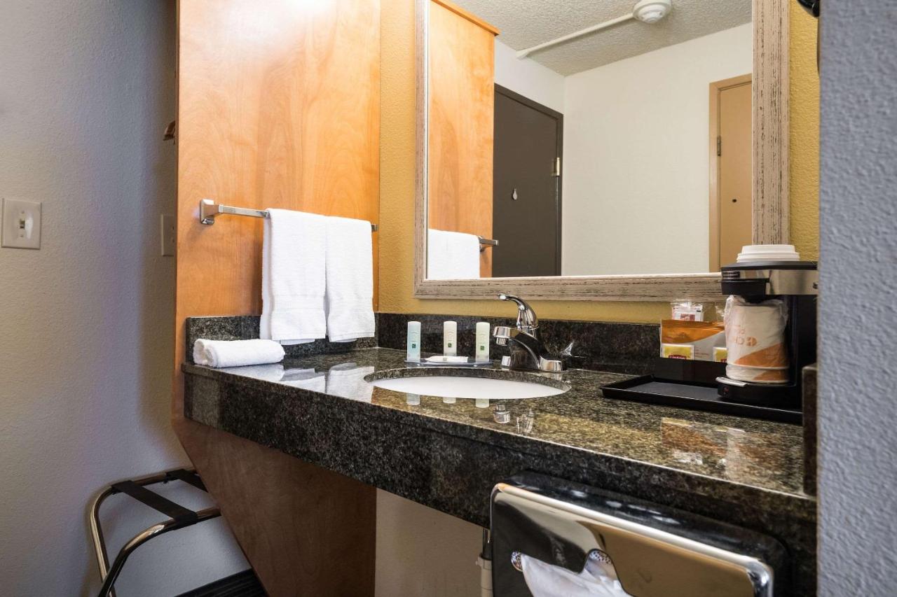 King Room - Accessible/Non-Smoking at Quality Inn & Suites Silverdale Bangor - Keyport