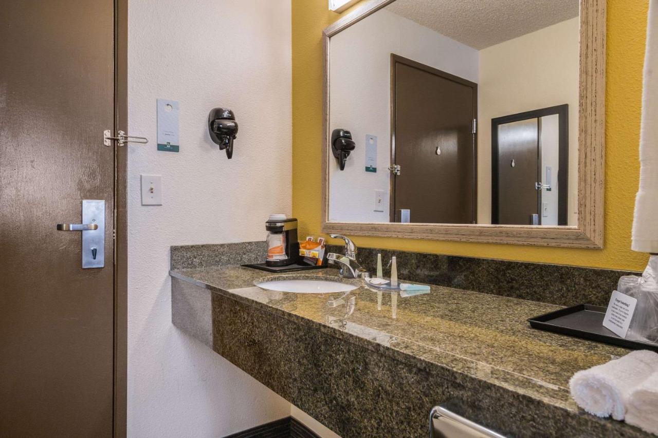 Queen Room - Non-Smoking at Quality Inn & Suites Silverdale Bangor - Keyport