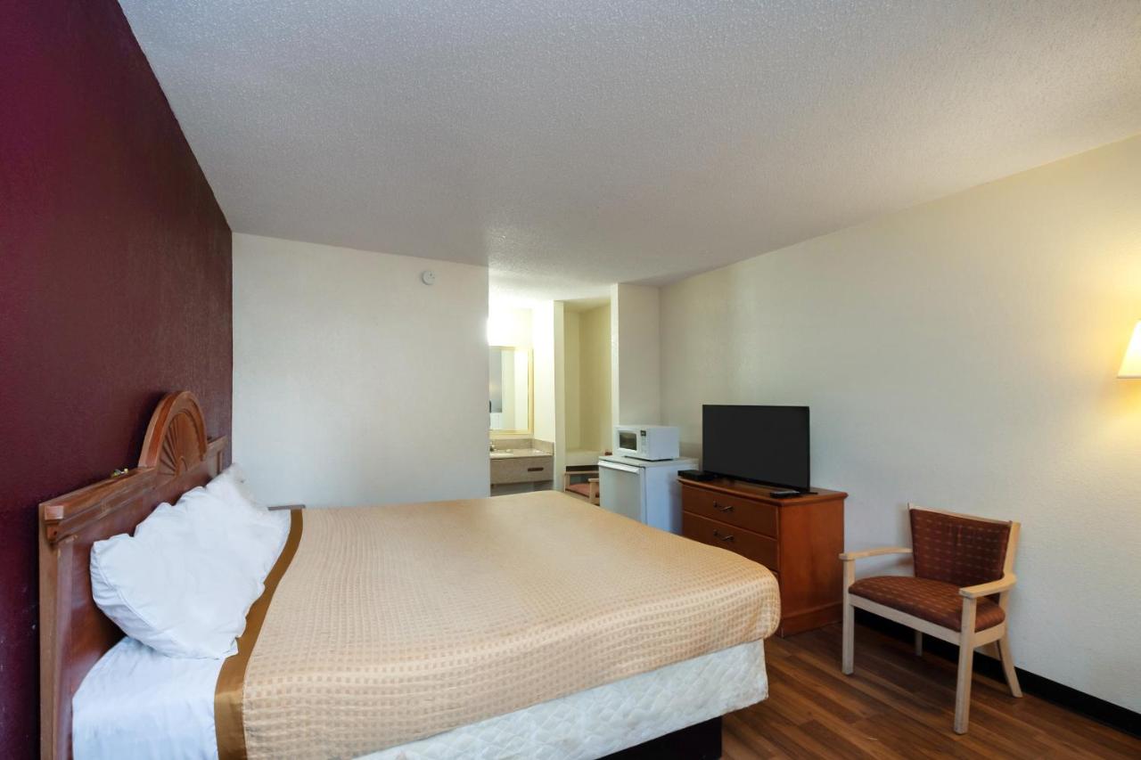King Room at OYO Hotel Manning SC