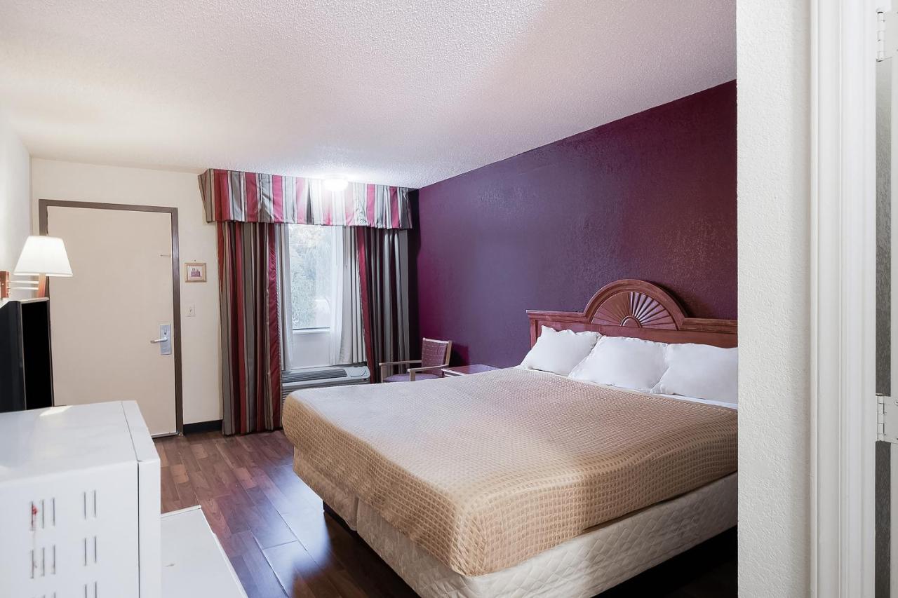 King Room at OYO Hotel Manning SC