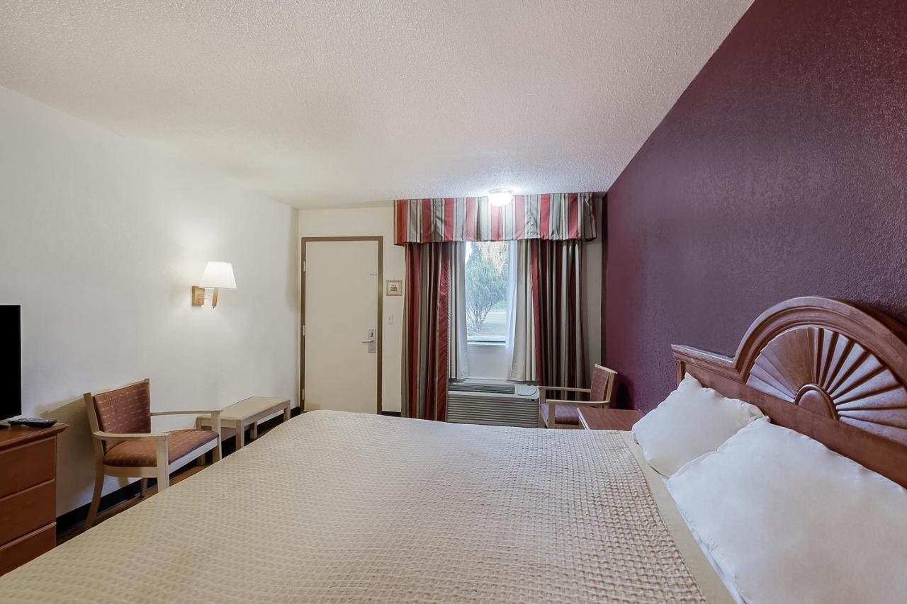 King Room at OYO Hotel Manning SC