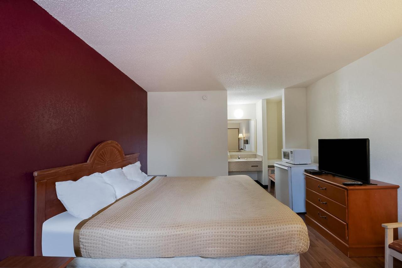 King Room at OYO Hotel Manning SC