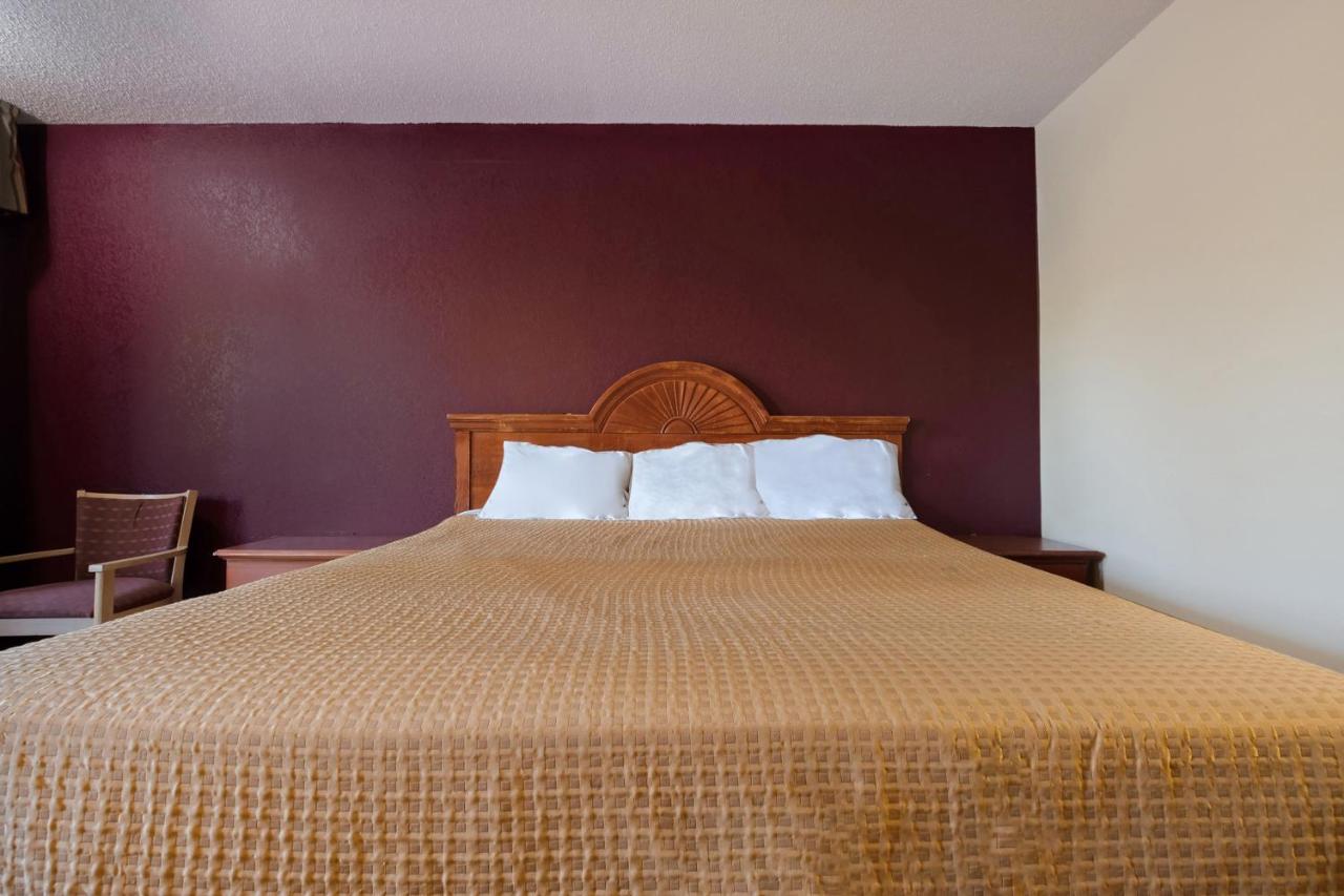 King Room at OYO Hotel Manning SC