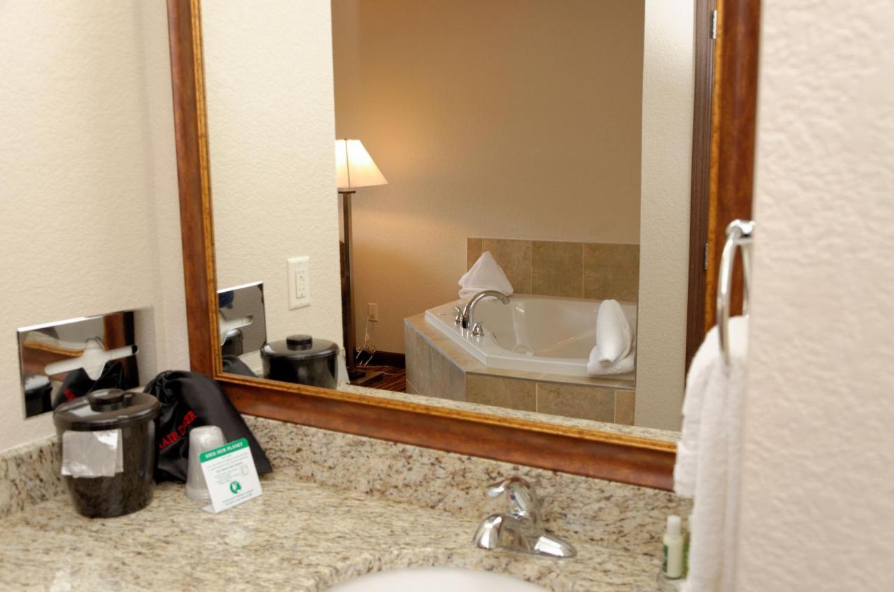 Suite with Spa Bath at Cobblestone Inn & Suites - Denison - Oak Ridge