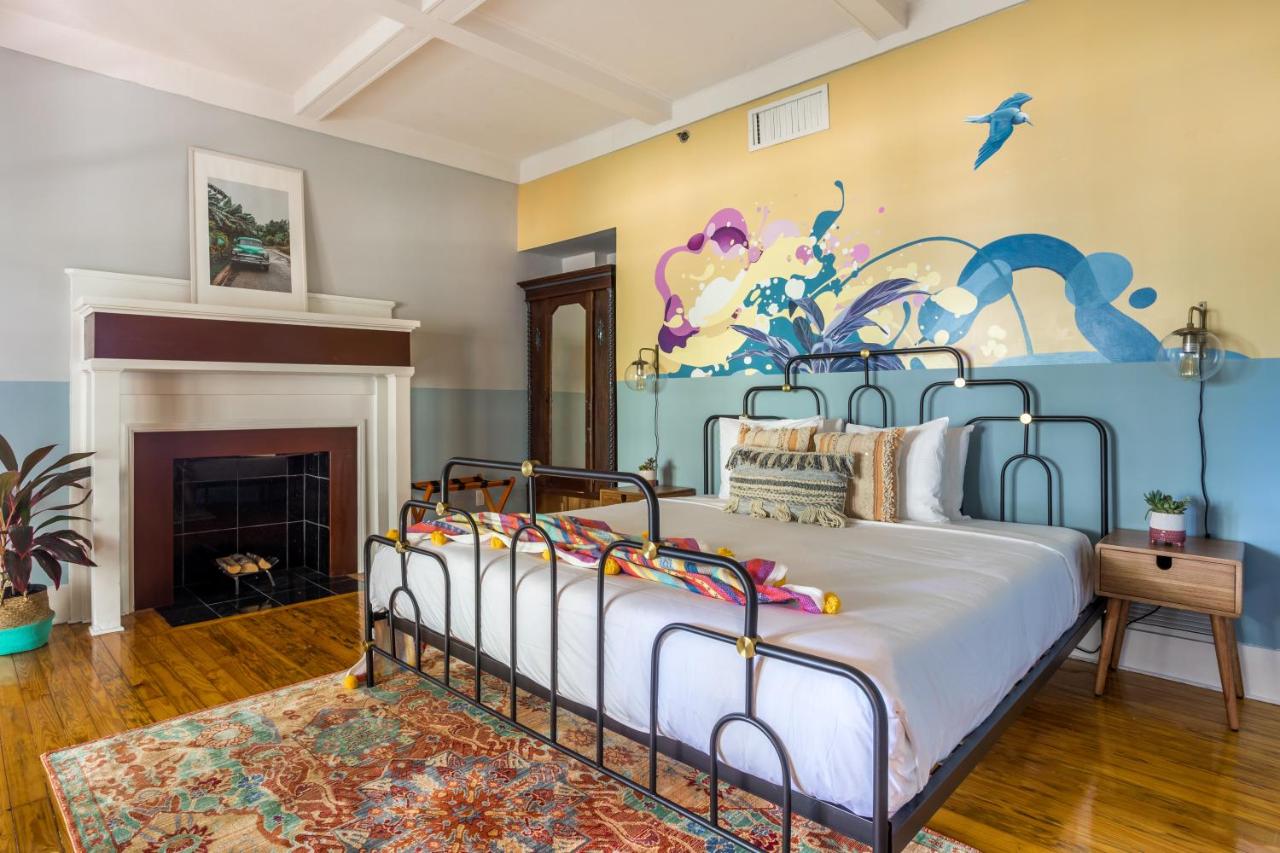 Suite at Miami River Inn By Renzzi
