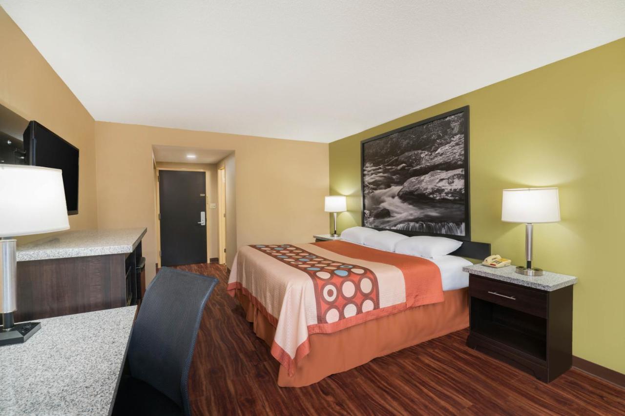 King Room - Non-Smoking at Super 8 by Wyndham Raleigh North East