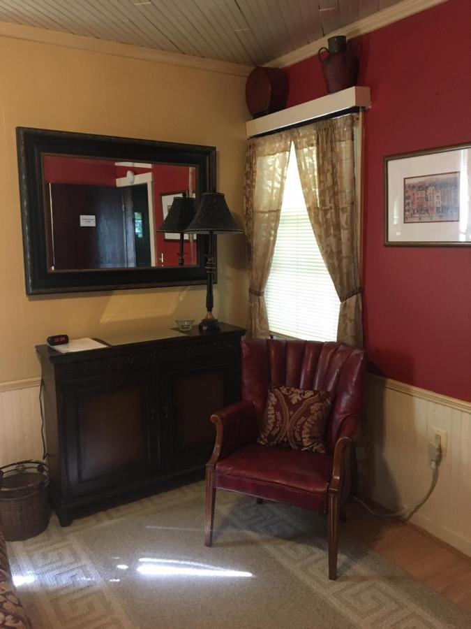 | Glass Magnolia Bed & Breakfast