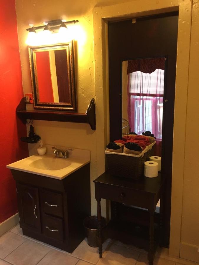 | Glass Magnolia Bed & Breakfast