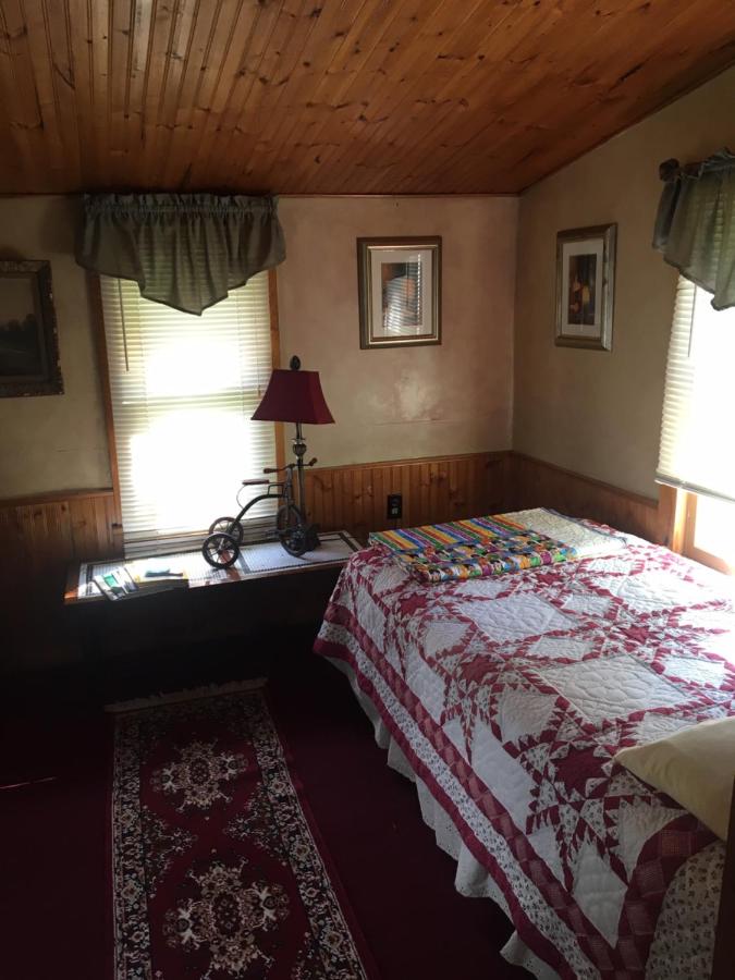 | Glass Magnolia Bed & Breakfast
