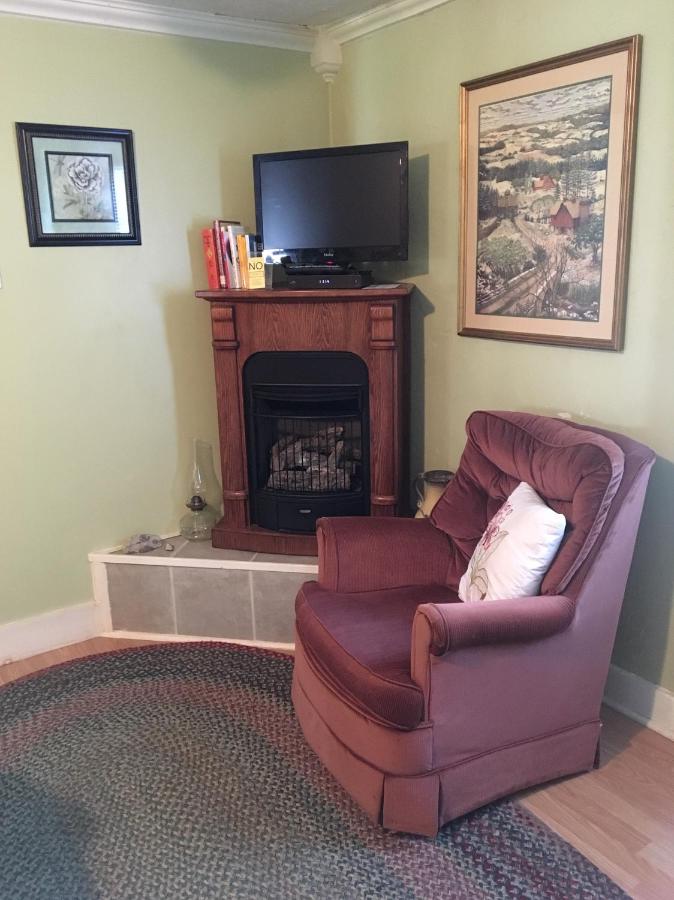 | Glass Magnolia Bed & Breakfast