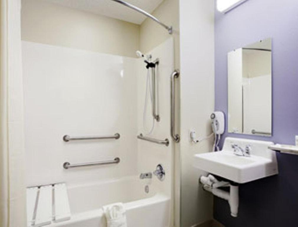 | Microtel Inn & Suites Chili/Rochester