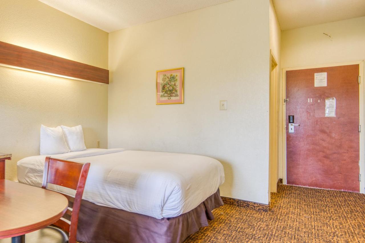 Queen Room - Disability Access at Trident Inn & Suites, Baton Rouge