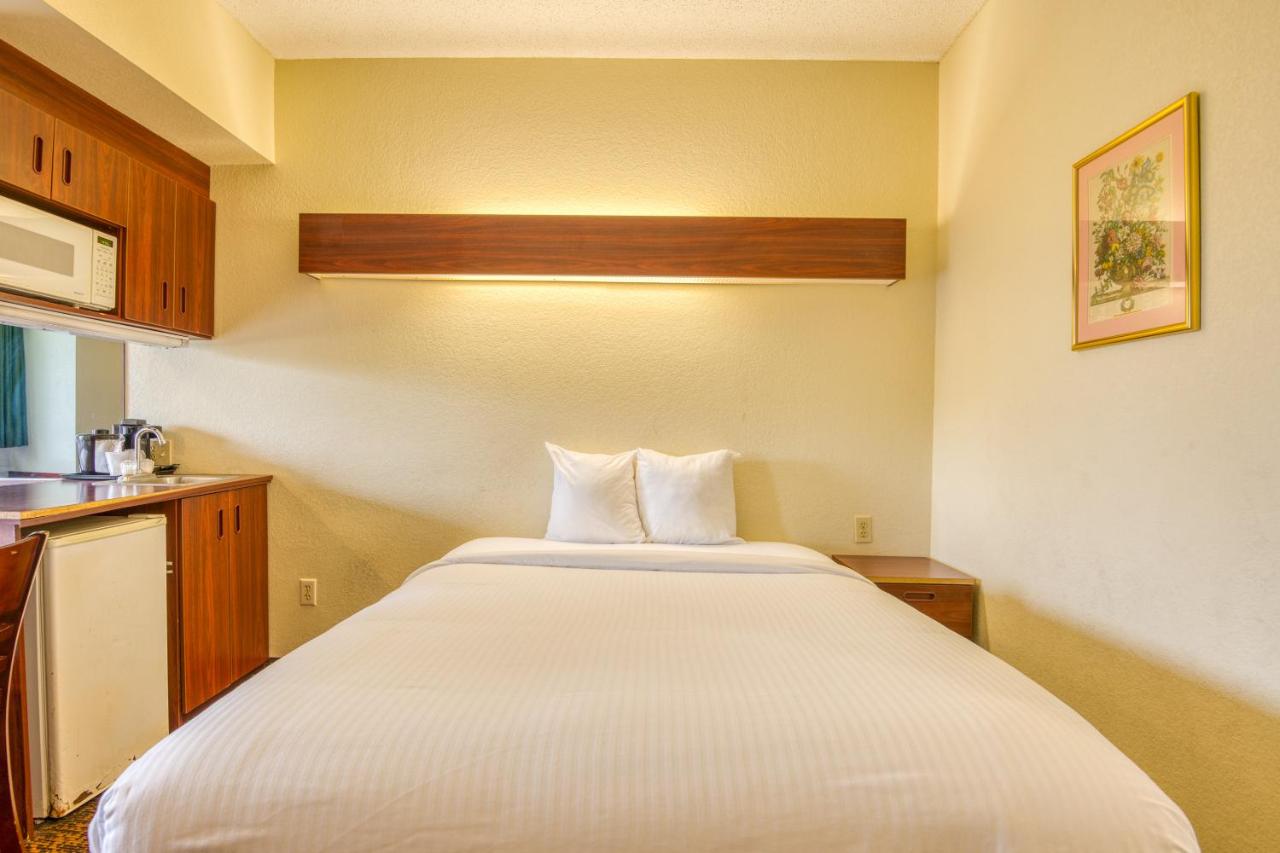 Queen Room - Disability Access at Trident Inn & Suites, Baton Rouge