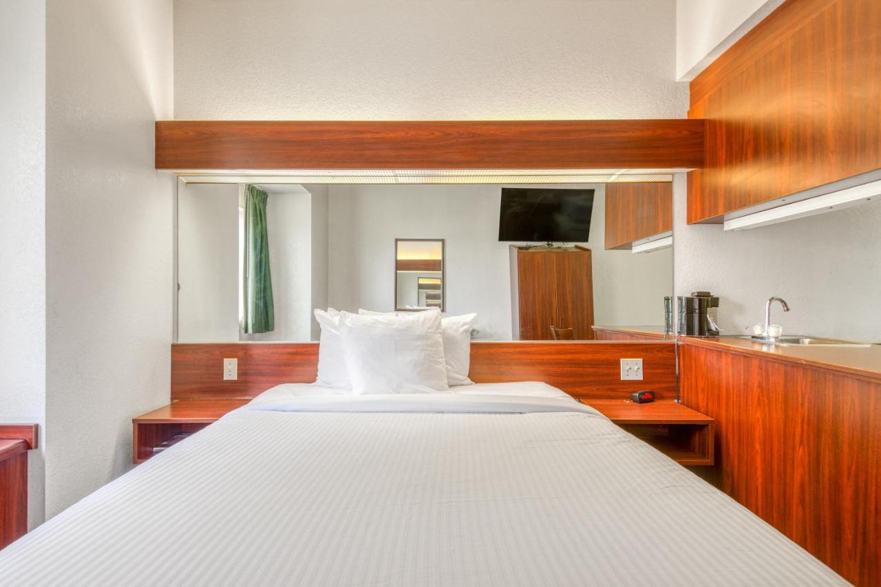 Premium Queen Bed at Trident Inn & Suites, Baton Rouge