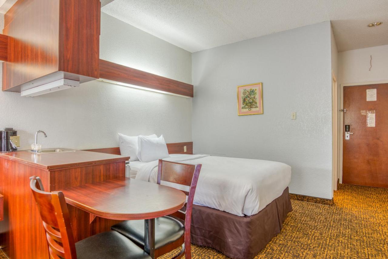 Premium Queen Bed at Trident Inn & Suites, Baton Rouge
