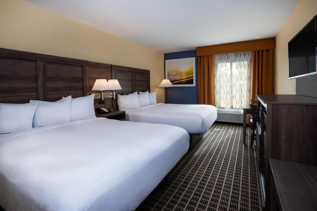 Queen Room with Two Queen Beds - Non-Smoking at Days Inn by Wyndham Cadillac