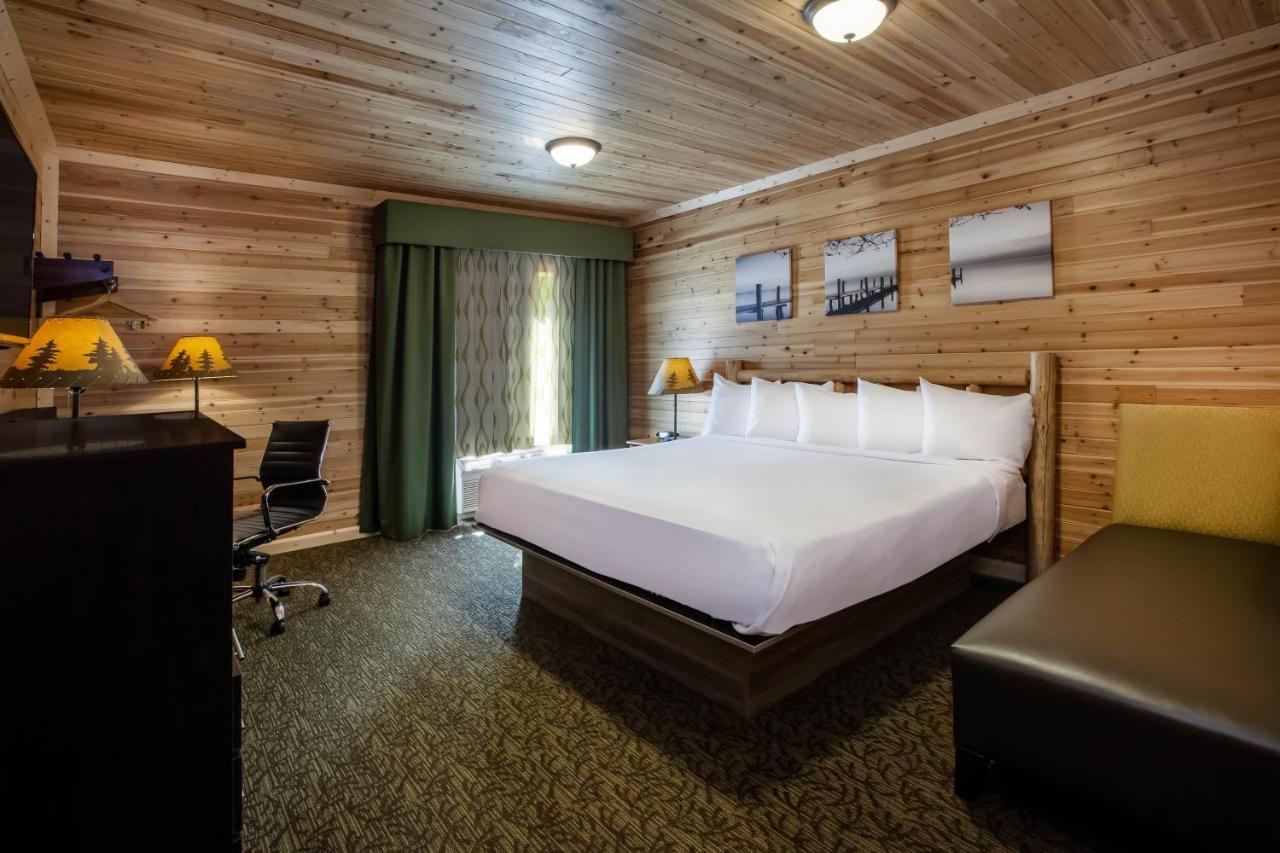 1 King Bed, Deluxe Mobility Accessible Room, Non-Smoking at Days Inn by Wyndham Cadillac