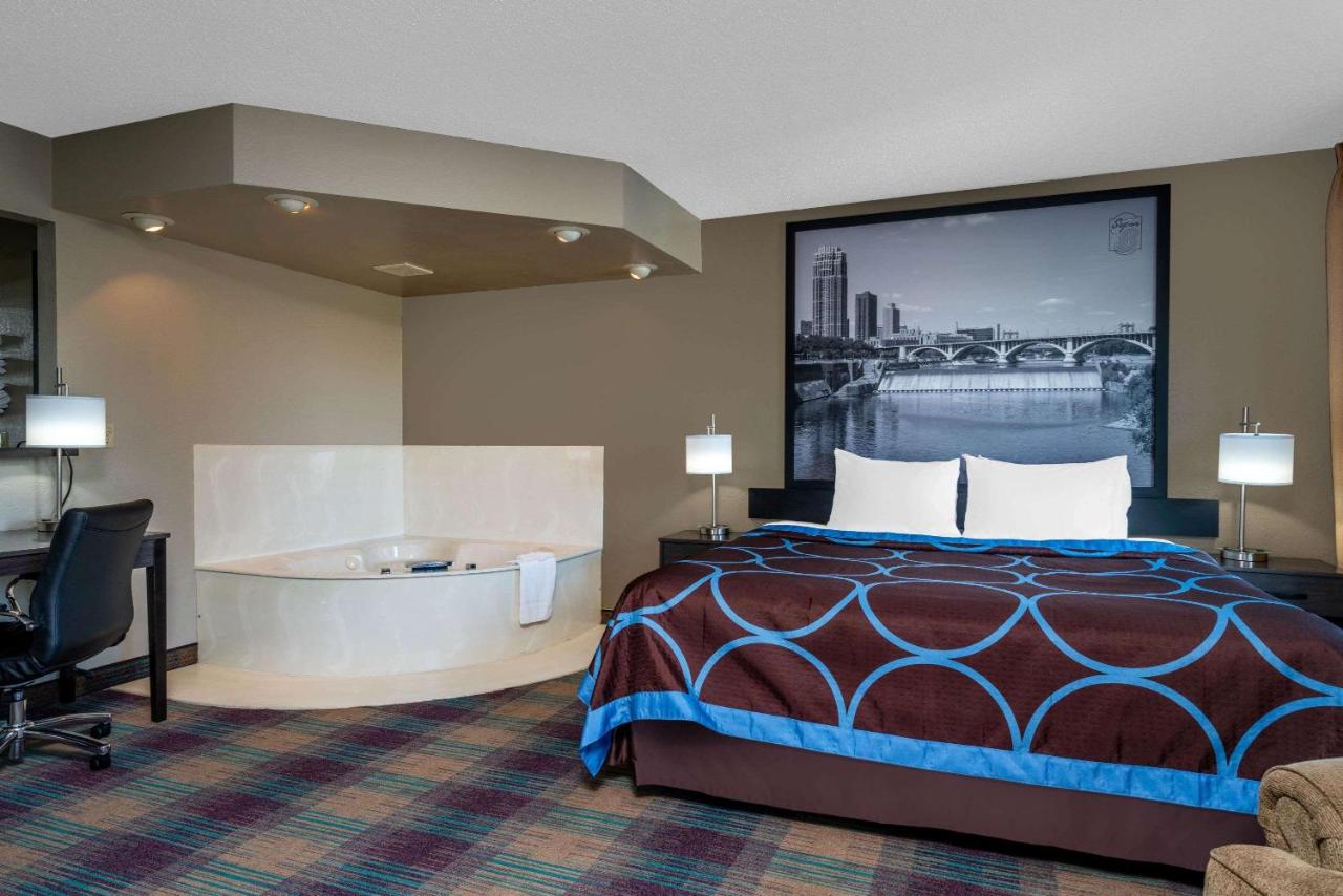 Deluxe King Studio Suite with Jettet Tub - Non-Smoking at Super 8 by Wyndham Glenwood