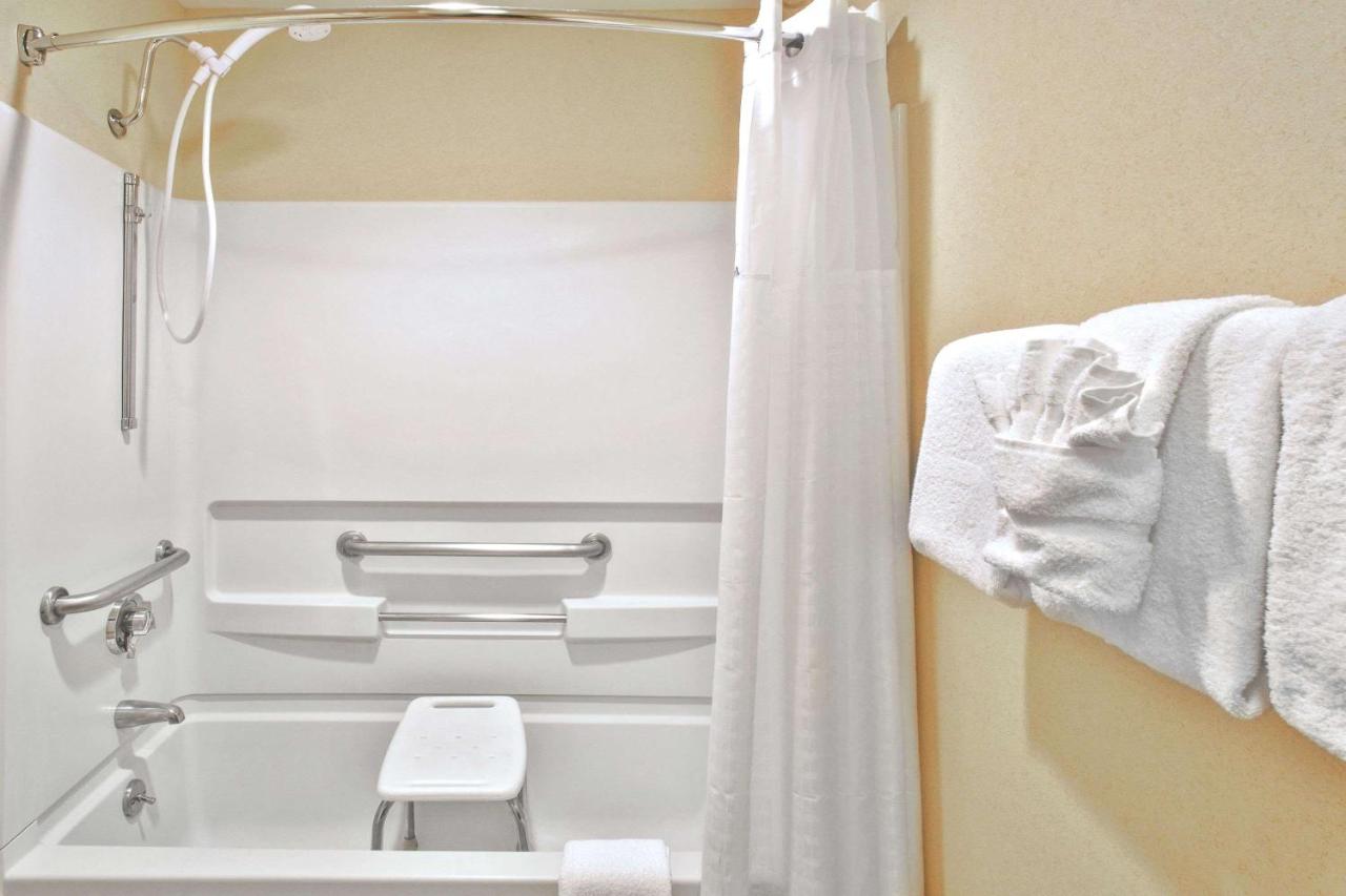 King Room - Disability Access at Baymont by Wyndham Knoxville/Cedar Bluff