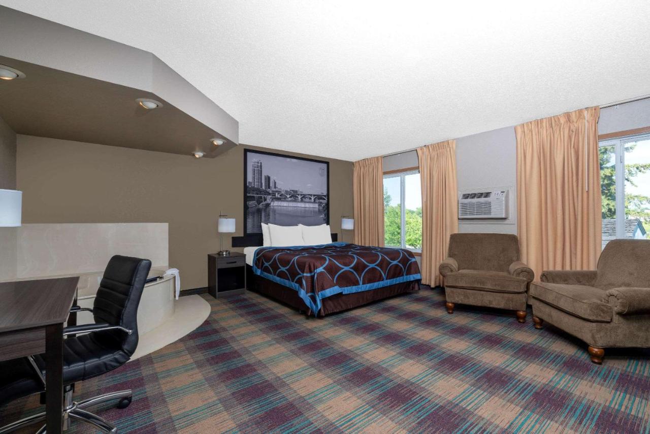 Deluxe King Studio Suite with Jettet Tub - Non-Smoking at Super 8 by Wyndham Glenwood