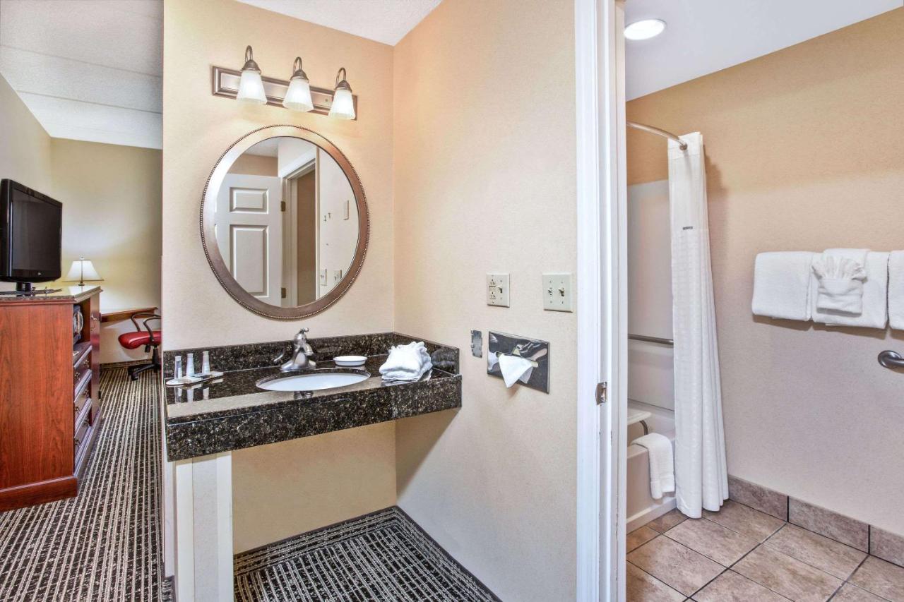 King Room - Disability Access at Baymont by Wyndham Knoxville/Cedar Bluff