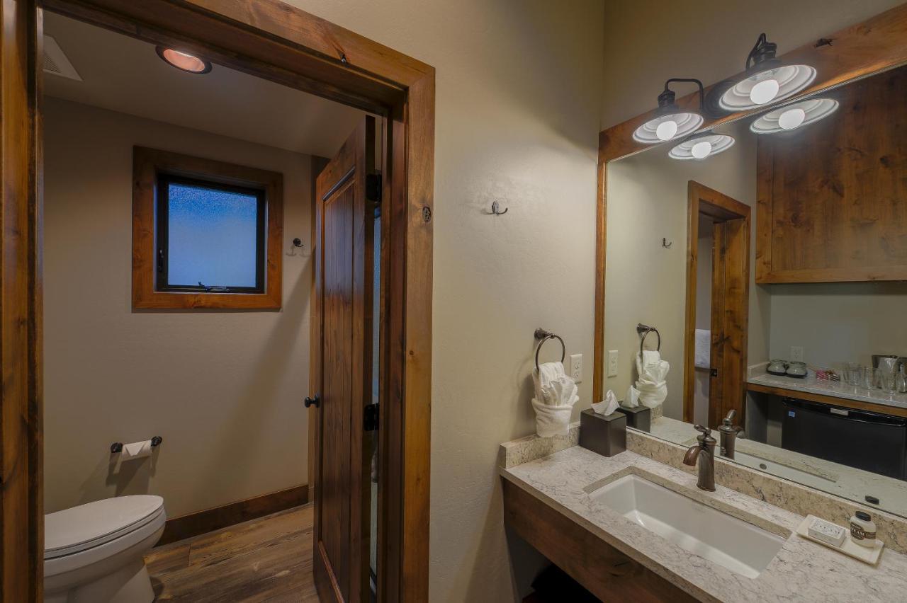 | Golden Stone Inn