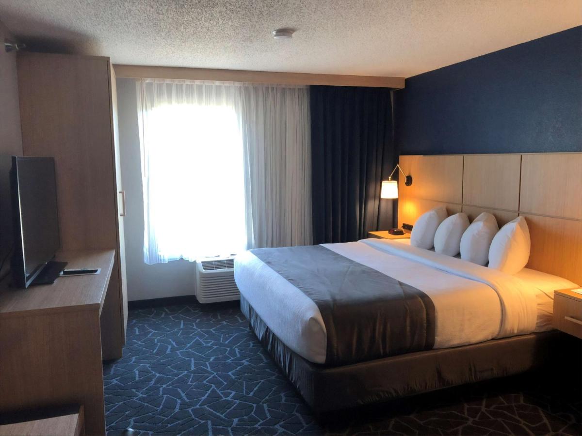 King Suite at Best Western Eau Claire South