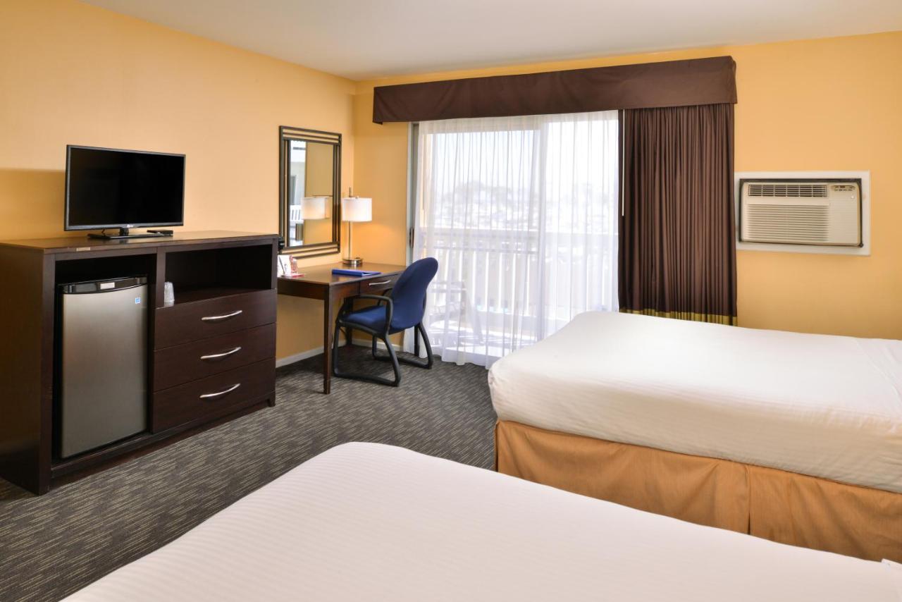 Queen Room with Pool View at Dana Point Marina Inn