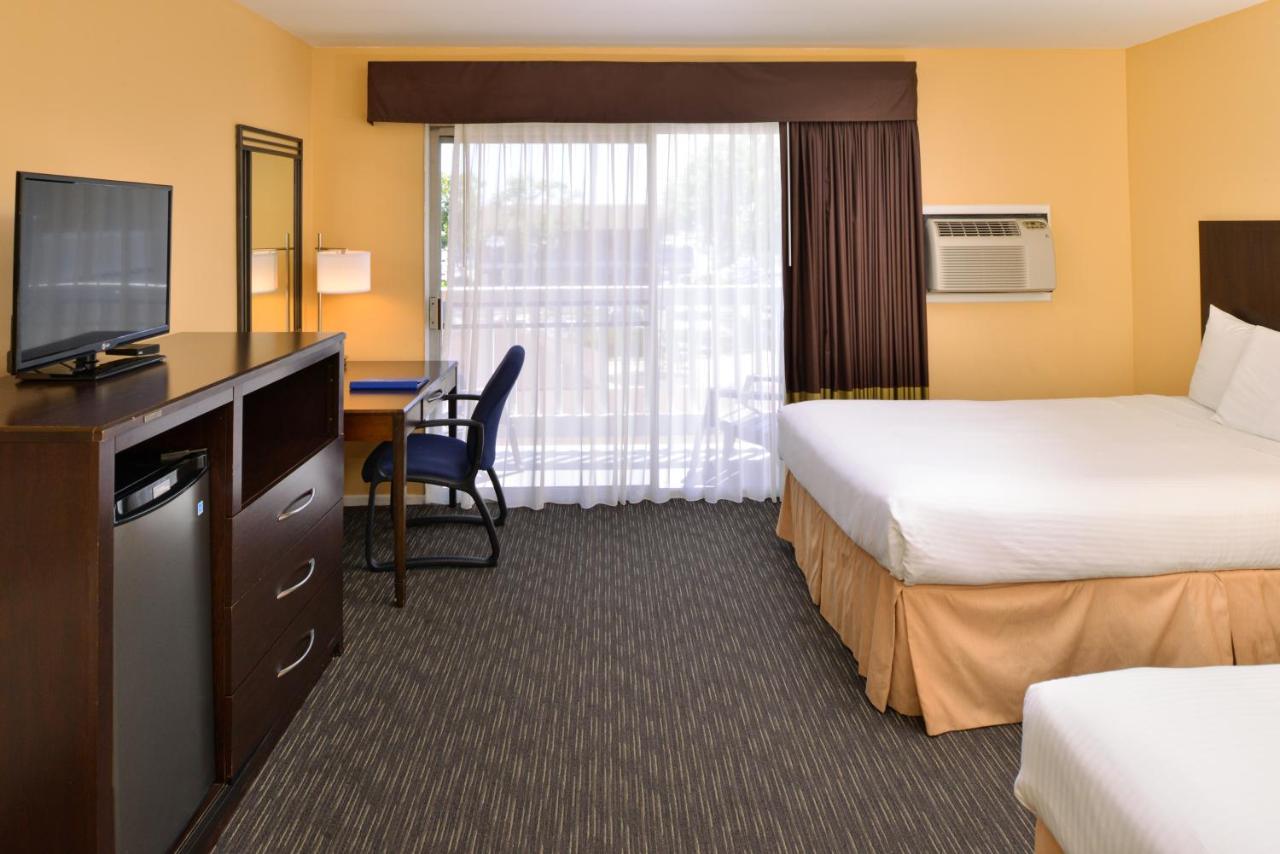 Queen Room with Pool View at Dana Point Marina Inn