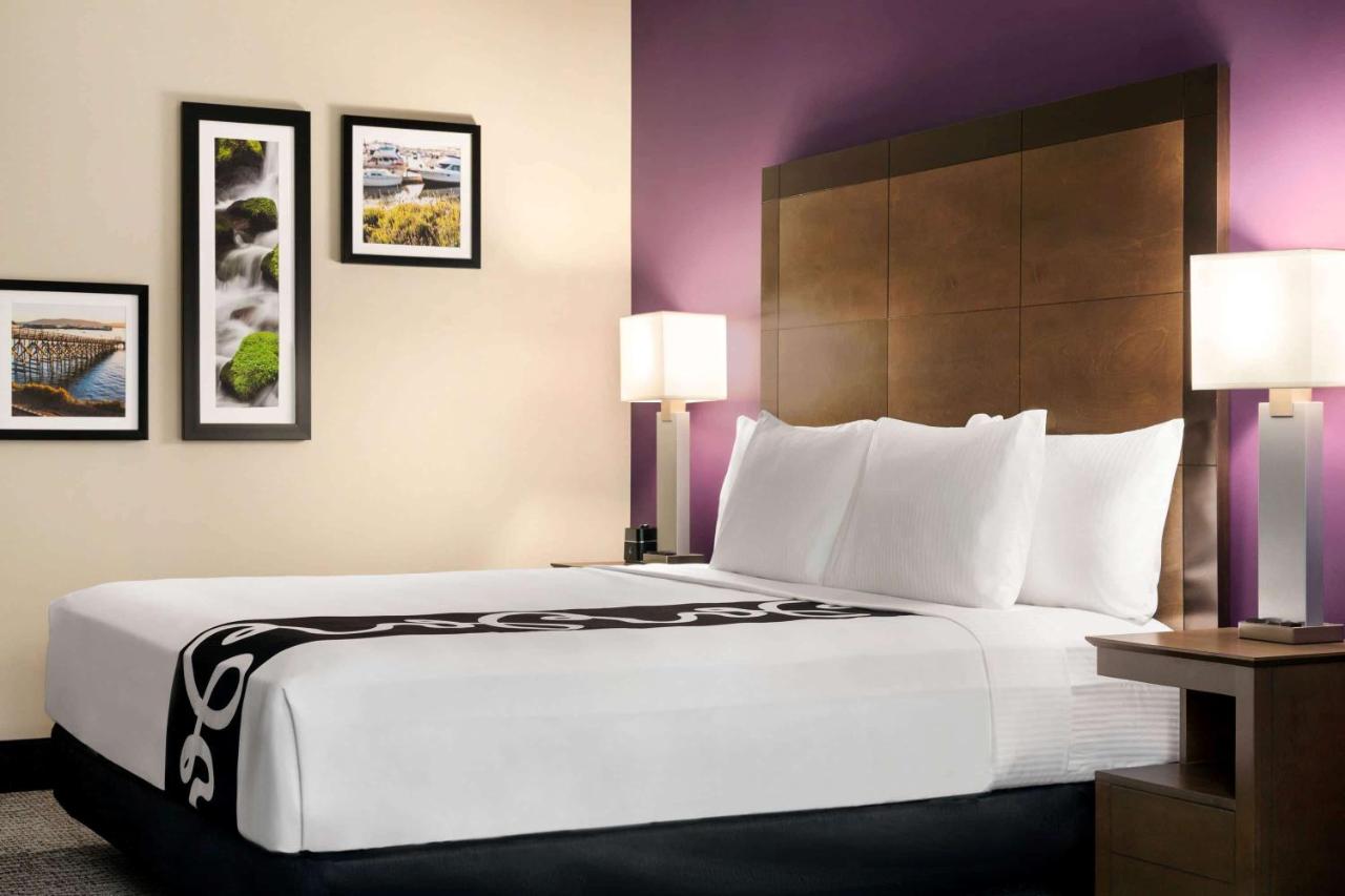 King Room with Mobility/Hearing Impaired Access - Non-Smoking at La Quinta Inn & Suites by Wyndham Burlington
