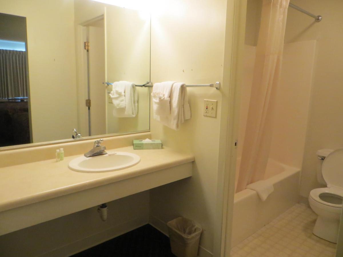 King Room at Waterfront Inn - Mackinaw City