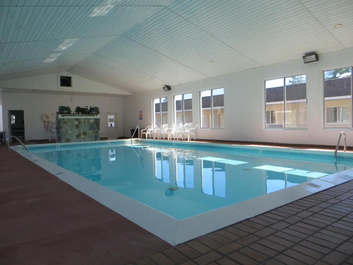 Single Room at Waterfront Inn - Mackinaw City
