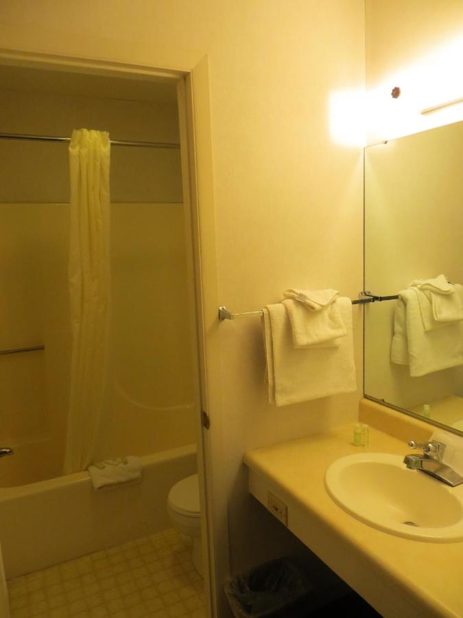 King Room at Waterfront Inn - Mackinaw City