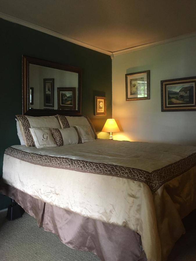 | Glass Magnolia Bed & Breakfast