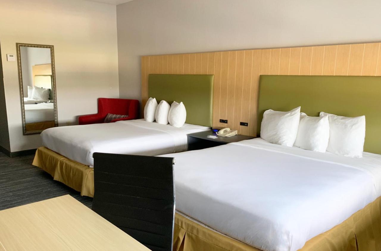Queen Room with Two Queen Beds - Non-Smoking at Country Inn & Suites by Radisson, Fort Worth West l-30 NAS JRB