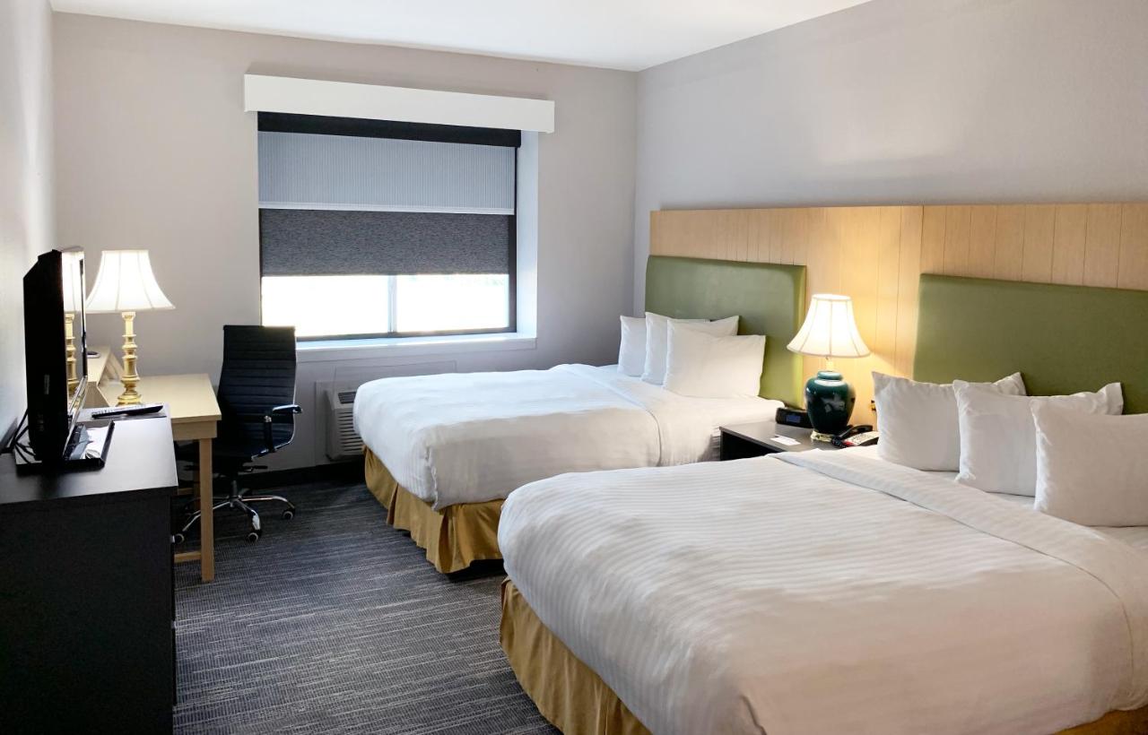 Queen Room with Two Queen Beds - Non-Smoking at Country Inn & Suites by Radisson, Fort Worth West l-30 NAS JRB