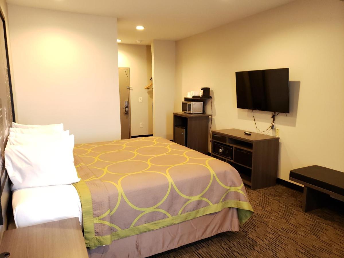 | Super 8 by Wyndham St. Louis North