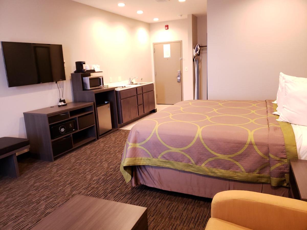 | Super 8 by Wyndham St. Louis North