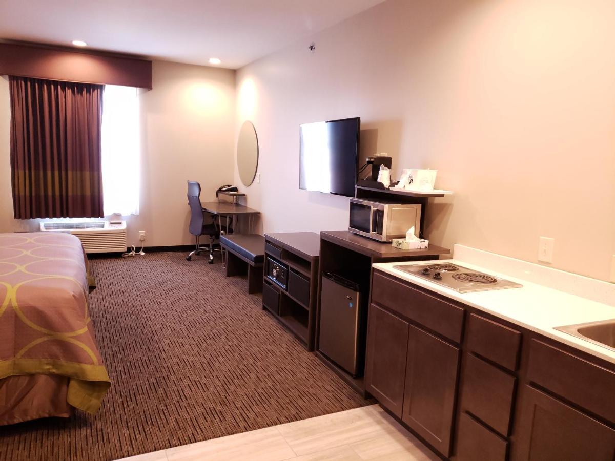 | Super 8 by Wyndham St. Louis North
