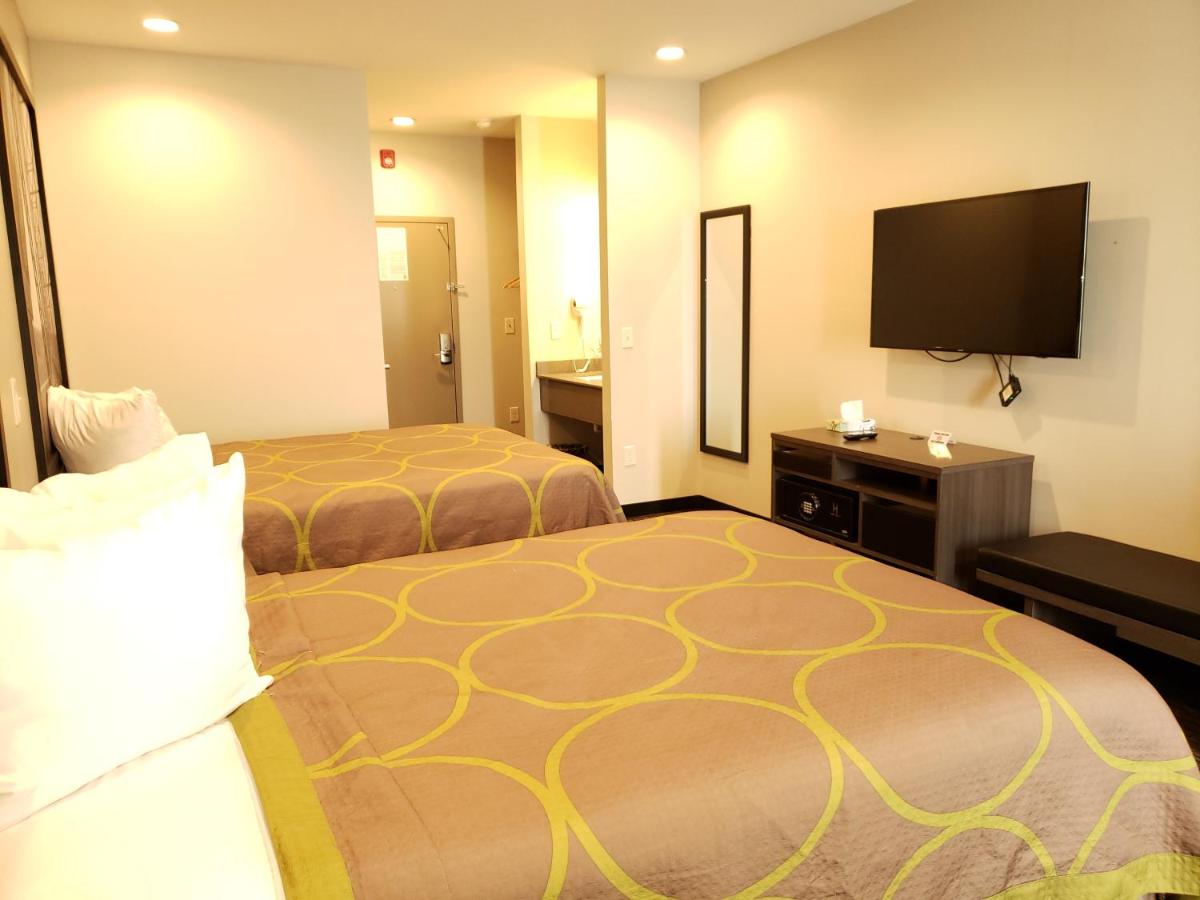 | Super 8 by Wyndham St. Louis North